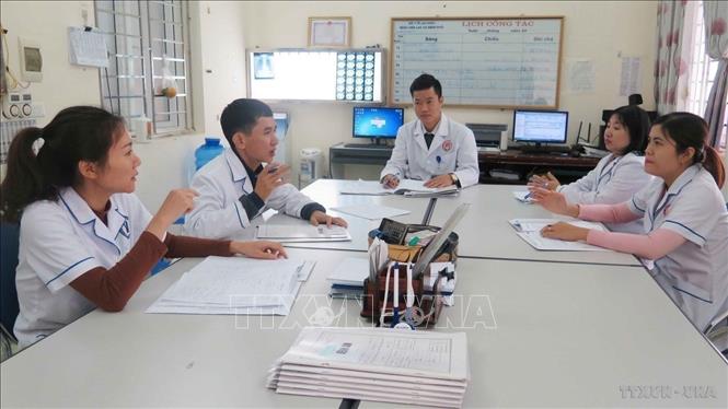 Tổ chức Y tế thế giới (WHO) nhận định Việt Nam đang trên con đường chấm dứt bệnh lao, được đánh giá là nước mở đường và mô hình thành công triển khai chiến lược chấm dứt bệnh lao toàn cầu. Trong ảnh: Đối với những bệnh nhân ở thể nặng, Khoa Lao phổi, Bệnh viện Phổi Lai Châu, thường xuyên họp giao ban để thống nhất phương pháp điều trị. Ảnh: Việt Hoàng - TTXVN