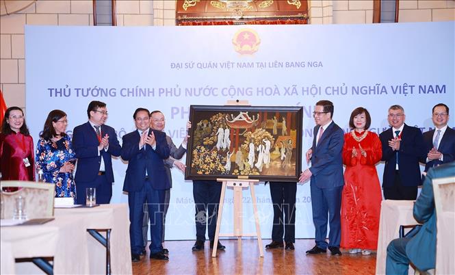 Thủ tướng Phạm Minh Chính tặng quà cho Đại sứ quán Việt Nam tại Liên bang Nga. Ảnh: Dương Giang - TTXVN