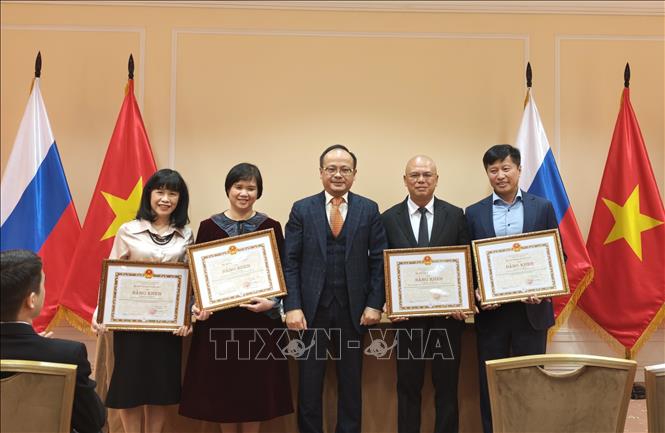 Khen thưởng các cá nhân có nhiều đóng góp cho cộng đồng. Ảnh: Tâm Hằng - TTXVN tại LB Nga