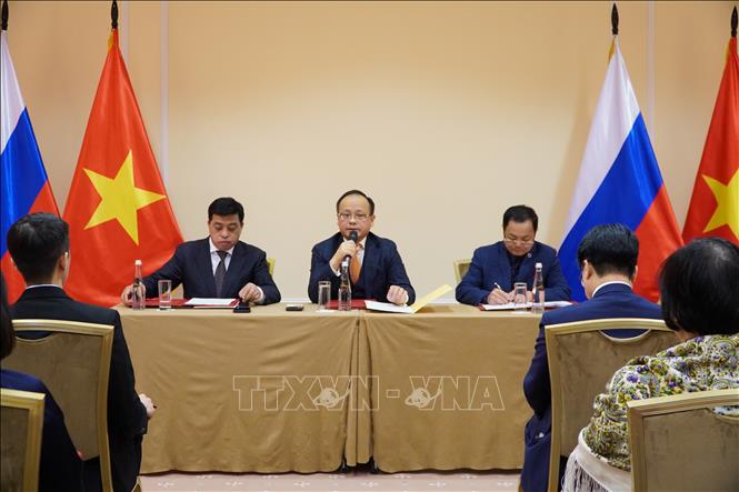 Chủ tịch Liên hiệp các tổ chức người Việt Nam tại LB Nga Đỗ Xuân Hoàng (giữa) báo cáo tổng kết hoạt động năm 2025. Ảnh: Tâm Hằng - TTXVN tại LB Nga