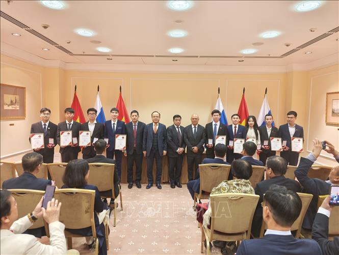 Khen thưởng các sinh viên có thành tích xuất sắc trong học tập và nghiên cứu. Ảnh: Tâm Hằng - TTXVN tại LB Nga
