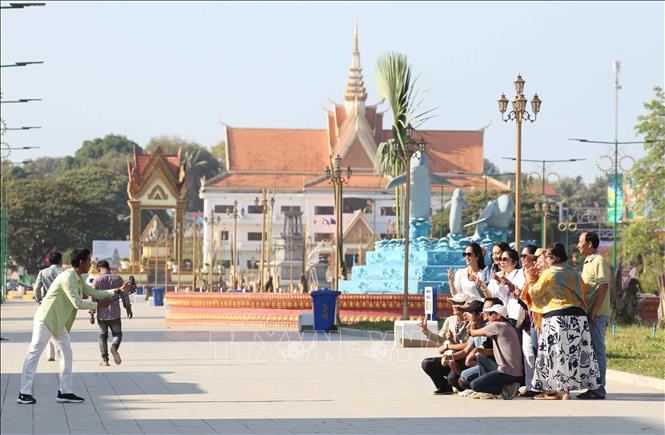 Du khách tham quan, chụp ảnh lưu niệm tại khu vực trung tâm thành phố Stung Treng, tỉnh Stung Treng, Đông Bắc Campuchia. Ảnh: Huỳnh Thảo - PV TTXVN tại Campuchia