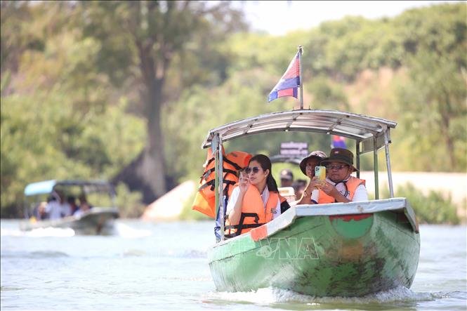 Du khách đi thuyền tham quan Khu Ramsar thượng nguồn sông Mekong -  vùng đất ngập nước có tầm quan trọng quốc tế rộng 1.460 ha thuộc địa bàn tỉnh Stung Treng, Đông Bắc Campuchia. Ảnh: Huỳnh Thảo - PV TTXVN tại Campuchia