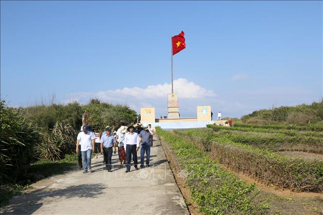 Đoàn công tác khảo sát, kiểm tra khu vực Cột cờ chủ quyền tại đặc khu Phú Quý. Ảnh: Nguyễn Thanh - TTXVN