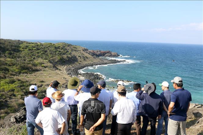 Đoàn công tác khảo sát, kiểm tra khu vực điểm du lịch Bãi Nhỏ - Gành Hang tại đặc khu Phú Quý. Ảnh: Nguyễn Thanh - TTXVN