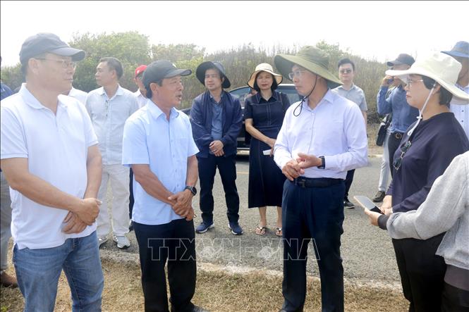Phó Chủ tịch UBND tỉnh Lâm Đồng Đinh Văn Tuấn (thứ 2, từ phải sang) trao đổi với lãnh đạo đặc khu Phú Quý về quy hoạch phân khu nghỉ dưỡng tổng hợp cao cấp (Khu C) tại thôn Thương Châu. Ảnh: Nguyễn Thanh - TTXVN