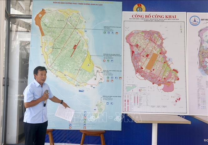 Ông Lê Hồng Lợi, Chủ tịch UBND đặc khu Phú Quý, giới thiệu về các quy hoạch phát triển trên đảo. Ảnh: Nguyễn Thanh - TTXVN