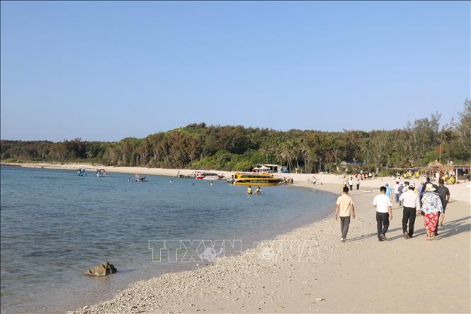 Đoàn công tác khảo sát, kiểm tra các điểm du lịch tại đảo Hòn Tranh, cách đặc khu Phú Quý khoảng 0,5 hải lý về hướng Đông Nam. Ảnh: Nguyễn Thanh - TTXVN