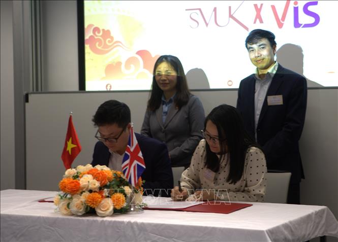 The signing of the MoU at the event. VNA Photo: Hữu Tiến
