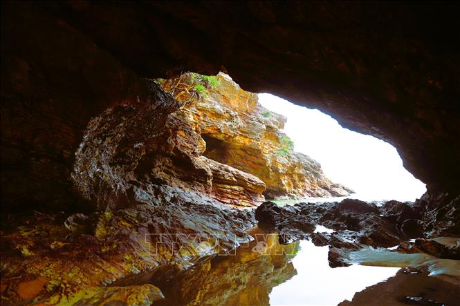 Đường vào hang Mũi Trâu là một lối đi xuyên núi đá, có kích thước khá rộng, vòm cao từ 2,5 đến 4m, dài khoảng 10m. Ảnh: Xuân Tiến – TTXVN 