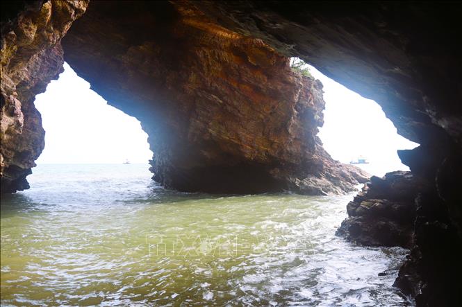 Nhìn từ hang Mũi Trâu có thể bắt gặp các tàu, thuyền của ngư dân lưu thông trên sông Mai Giang, đi qua cửa biển Lạch Quèn. Ảnh: Xuân Tiến – TTXVN 