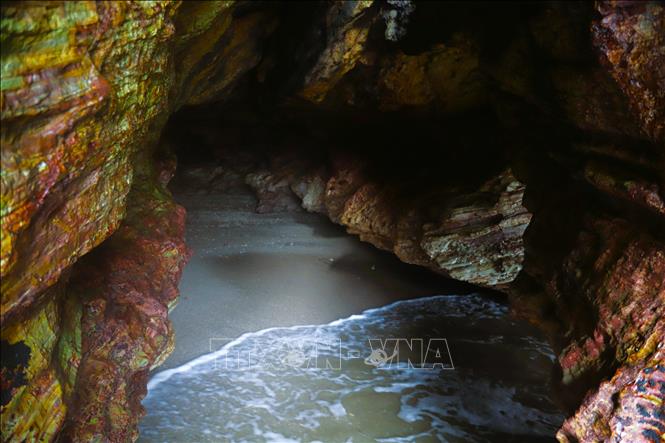 Đi sâu vào hang Mũi Trâu, nhiệt độ và ánh sáng giảm mạnh tạo cảm giác mát lạnh cho người trải nghiệm. Ảnh: Xuân Tiến – TTXVN 