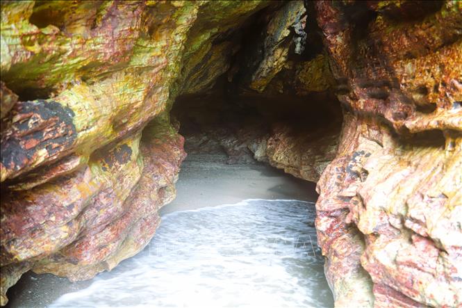 Khung cảnh bên trong hang Mũi Trâu là những hang động nhỏ, chạy dài, được sóng biển liên hồi vỗ vào. Ảnh: Xuân Tiến – TTXVN 