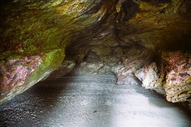 Nơi rộng nhất của hang Mũi Trâu nằm sâu trong núi, có sức chứa hàng chục người. Ảnh: Xuân Tiến – TTXVN 