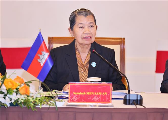Bà Men Sam An, Chủ tịch Hội đồng Quốc gia Mặt trận Đoàn kết Phát triển Tổ quốc Campuchia phát biểu trao đổi nội dung hợp tác giữa hai tổ chức Mặt trận giai đoạn 2026 - 2031. Ảnh: Minh Đức – TTXVN