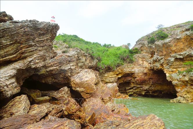 Toàn cảnh cửa hang Mũi Trâu nhìn từ phía biển. Ảnh: Xuân Tiến – TTXVN 