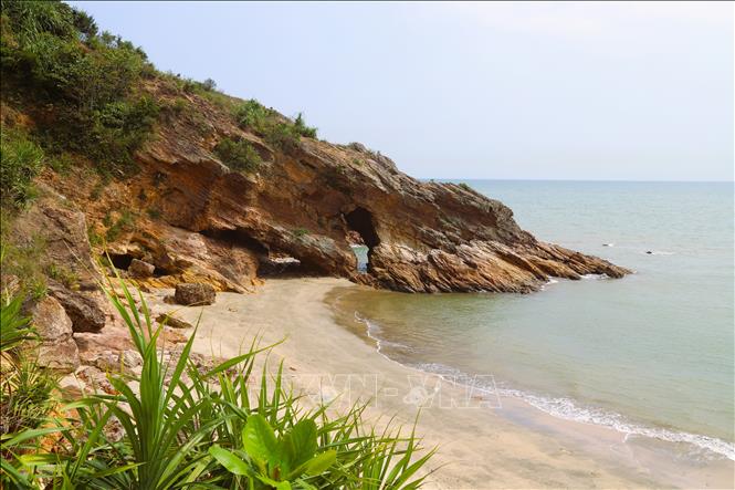 Ngay bên cạnh hang Mũi Trâu là một bãi biển nhỏ, mực nước nông, quanh năm sóng vỗ, rất lý tưởng để tắm biển. Ảnh: Xuân Tiến – TTXVN 