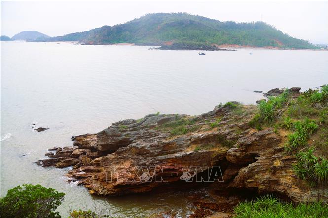 Hang Mũi Trâu là nơi giao thoa hài hòa cửa biển, luồng sông Mai Giang, núi Mảnh Sơn, rừng phi lao, mang lại cảnh sắc, không gian, địa mạo phong phú. Ảnh: Xuân Tiến – TTXVN 
