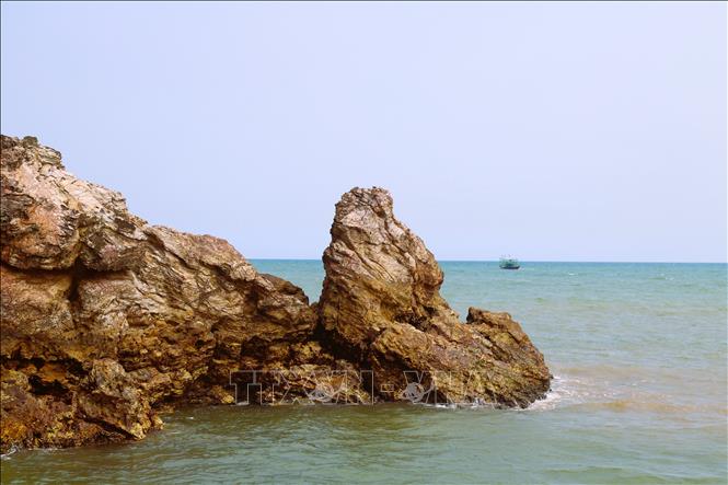 Khu vực hang Mũi Trâu có nhiều khối đá hình dáng kỳ lạ, bắt mắt. Ảnh: Xuân Tiến – TTXVN 