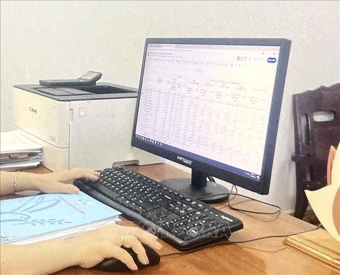 Phụ nữ tỉnh Đồng Tháp bắt đầu lưu trữ dữ liệu bằng công nghệ số. Ảnh: Hồng Nhung - TTXVN 