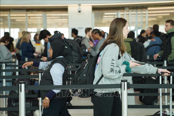 Hành khách xếp hàng qua cửa an ninh tại sân bay LaGuardia ở New York, Mỹ ngày 13/3/2026. Ảnh: THX/TTXVN