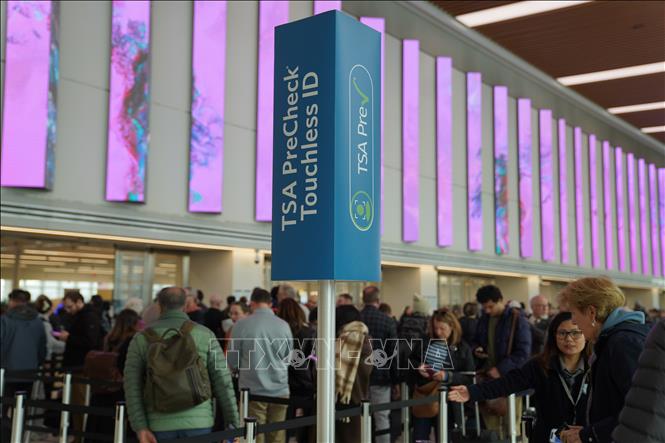 Hành khách xếp hàng qua cửa an ninh tại sân bay LaGuardia ở New York, Mỹ ngày 13/3/2026. Ảnh: THX/TTXVN