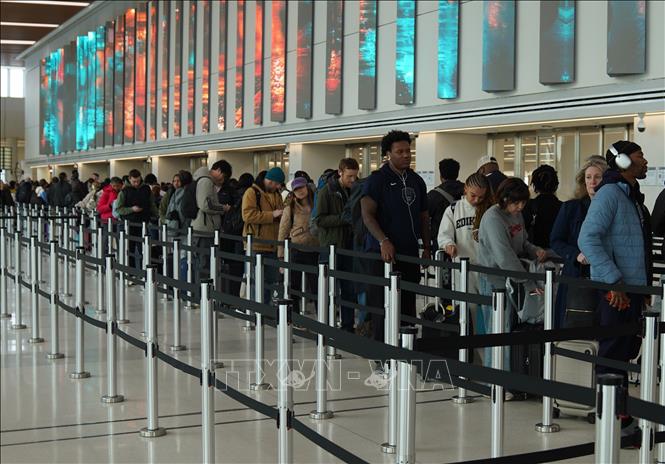 Hành khách xếp hàng qua cửa an ninh tại sân bay LaGuardia ở New York, Mỹ ngày 13/3/2026. Ảnh: THX/TTXVN