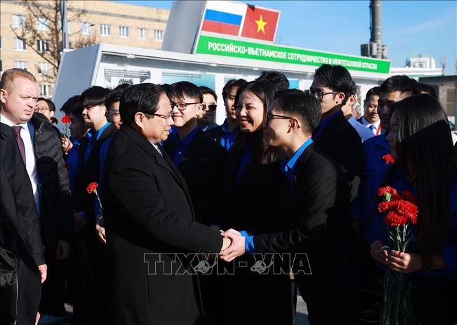 Thủ tướng Phạm Minh Chính thanh niên, sinh viên tham dự lễ dâng hoa tại Tượng đài Chủ tịch Hồ Chí Minh (Quảng trường Hồ Chí Minh) ở thủ đô Moskva, Liên bang Nga. Ảnh: Dương Giang-TTXVN
