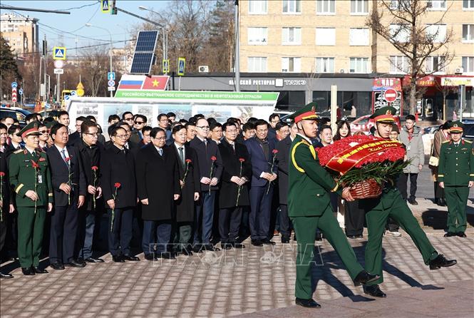 Thủ tướng Phạm Minh Chính dâng hoa tại Tượng đài Chủ tịch Hồ Chí Minh (Quảng trường Hồ Chí Minh) ở thủ đô Moskva, Liên bang Nga. Ảnh: Dương Giang-TTXVN