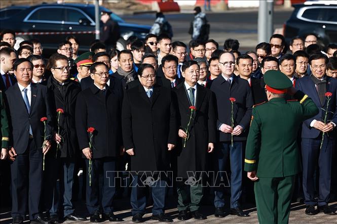 Thủ tướng Phạm Minh Chính dâng hoa tại Tượng đài Chủ tịch Hồ Chí Minh (Quảng trường Hồ Chí Minh) ở thủ đô Moskva, Liên bang Nga. Ảnh: Dương Giang-TTXVN
