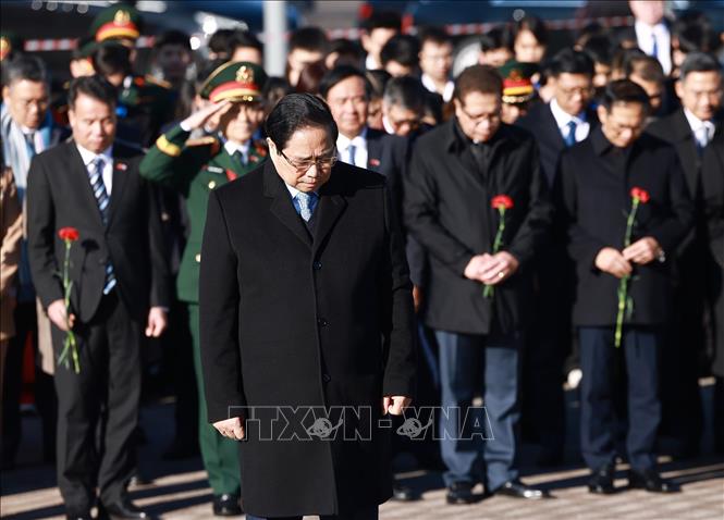 Thủ tướng Phạm Minh Chính dâng hoa tại Tượng đài Chủ tịch Hồ Chí Minh (Quảng trường Hồ Chí Minh) ở thủ đô Moskva, Liên bang Nga. Ảnh: Dương Giang-TTXVN
