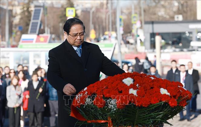 Thủ tướng Phạm Minh Chính dâng hoa tại Tượng đài Chủ tịch Hồ Chí Minh (Quảng trường Hồ Chí Minh) ở thủ đô Moskva, Liên bang Nga. Ảnh: Dương Giang-TTXVN