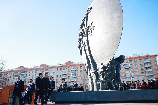 Thủ tướng Phạm Minh Chính dâng hoa tại Tượng đài Chủ tịch Hồ Chí Minh (Quảng trường Hồ Chí Minh) ở thủ đô Moskva, Liên bang Nga. Ảnh: Dương Giang-TTXVN
