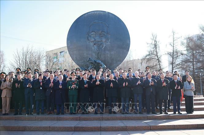 Thủ tướng Phạm Minh Chính và đại biểu tham dự lễ dâng hoa tại Tượng đài Chủ tịch Hồ Chí Minh (Quảng trường Hồ Chí Minh) ở thủ đô Moskva, Liên bang Nga. Ảnh: Dương Giang-TTXVN
