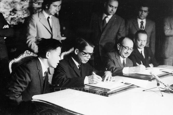 Bộ trưởng Ngoại giao Chile và Trưởng đoàn Thương mại Việt Nam Đoàn Văn ký kết Hiệp định thương mại giữa hai nước (1971). Ảnh: TTXVN