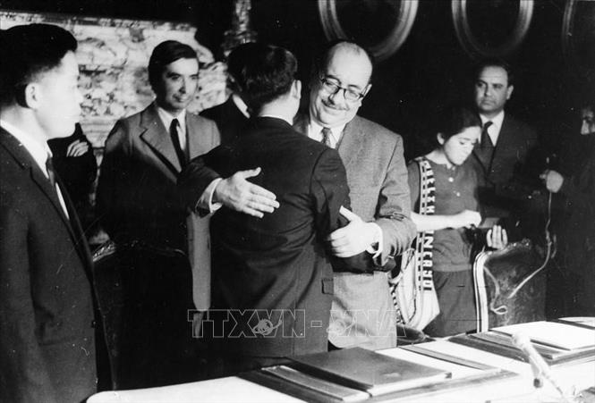 Bộ trưởng Ngoại giao Chile và Trưởng đoàn Thương mại Việt Nam Đoàn Văn trao bản ký kết Hiệp định thương mại giữa hai nước (1971). Ảnh: TTXVN
