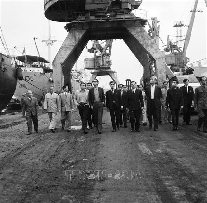 Tổng Bí thư Đảng Xã hội Chile Carlos Altamirano Orrego thăm cảng Hải Phòng trong chuyến thăm Việt Nam (18/3/1972). Ảnh: TTXVN