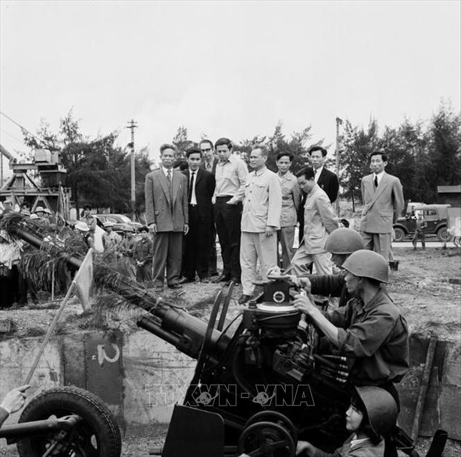 Tổng Bí thư Đảng Xã hội Chile Carlos Altamirano Orrego thăm đơn vị tự vệ nhà máy đóng tàu tại Hải Phòng trong chuyến thăm Việt Nam (18/3/1972). Ảnh: Thế Trung - TTXVN