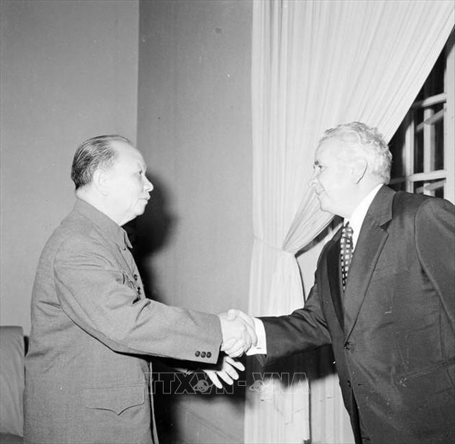 Đồng chí Trường Chinh, Chủ tịch Ủy ban Thường vụ Quốc hội tiếp đồng chí Fernando Murillo Viana, phái viên Liên minh đoàn kết nhân dân Chile thăm Việt Nam (18/10/1973). Ảnh: Ngọc Khanh - TTXVN