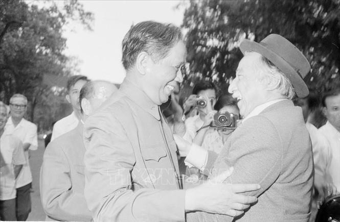 Tổng Bí thư Lê Duẩn đón và hội đàm với Tổng Bí thư Đảng Cộng sản Chile Luis Corvalán thăm Việt Nam (1978). Ảnh: Ngọc Khanh - TTXVN