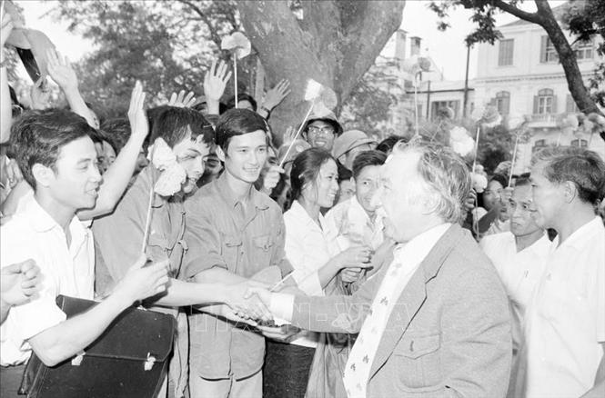 Nhân dân Thủ đô Hà Nội nồng nhiệt chào đón đồng chí Luis Corvalán, Tổng Bí thư Đảng Cộng sản Chile sang thăm Việt Nam, tháng 5/1978. Ảnh: TTXVN