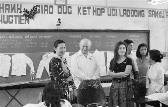 Đồng chí Volodia Teitelboim Voloski, Ủy viên Bộ chính trị Trung ương Đảng Cộng sản Chile thăm trường Sương Nguyệt Ánh tại thành phố Hồ Chí Minh (1976). Ảnh: Tứ Hải - TTXVN