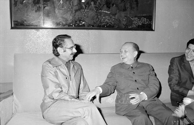 Ngày 6/3/1977, đồng chí Trường Chinh, Ủy viên Bộ Chính trị, Chủ tịch Ủy ban Thường vụ Quốc hội tiếp Đoàn đại biểu Đảng Xã hội Chile, do đồng chí Carlos Altamirano Orrego dẫn đầu sang thăm Việt Nam. Ảnh: Kim Hùng - TTXVN