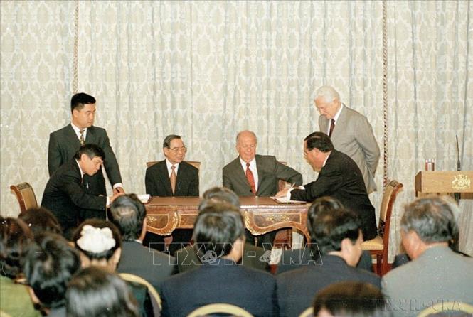 Tổng thống Chile Ricardo Logos cùng Thủ tướng Phan Văn Khải chứng kiến lễ ký kết các văn bản hợp tác giữa hai nước (Chile, 2002). Ảnh: Đức Tám - TTXVN