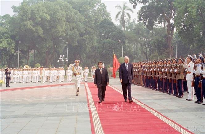 Chủ tịch nước Trần Đức Lương chủ trì lễ đón Tổng thống Chile Ricardo Lagos thăm cấp Nhà nước đến Việt Nam (22/10/2003). Ảnh: Nguyễn Khang - TTXVN