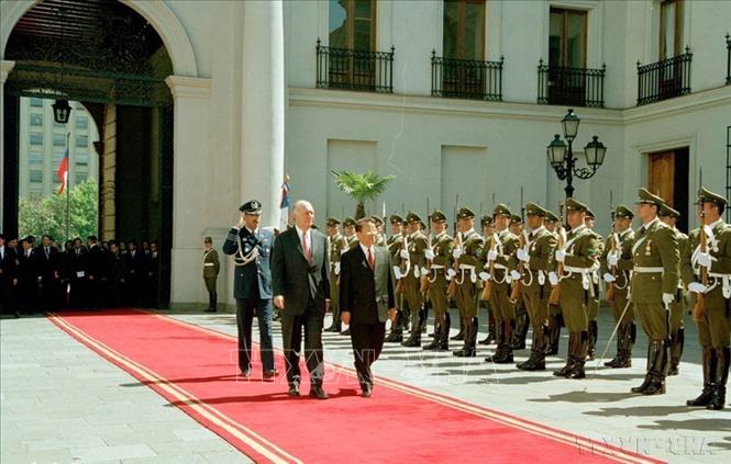 Tổng thống Chile Ricardo Lagos đón Chủ tịch nước Trần Đức Lương trong chuyến thăm chính thức Chile từ ngày 18-19/11/2004. Ảnh: Nguyễn Khang - TTXVN