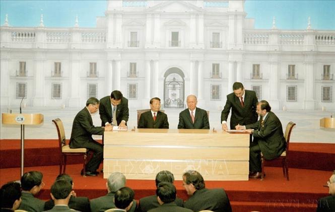 Tổng thống Chile Ricardo Lagos và Chủ tịch nước Trần Đức Lương chứng kiến lễ ký một số Hiệp định hợp tác giữa hai nước (2004). Ảnh: Nguyễn Khang - TTXVN