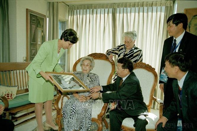 Trong chuyến thăm chính thức Chile năm 2004, Chủ tịch nước Trần Đức Lương đến thăm vợ và con gái cố Tổng thống Chile Salvador Allende, người bạn lớn của nhân dân Việt Nam. Ảnh: Nguyễn Khang - TTXVN