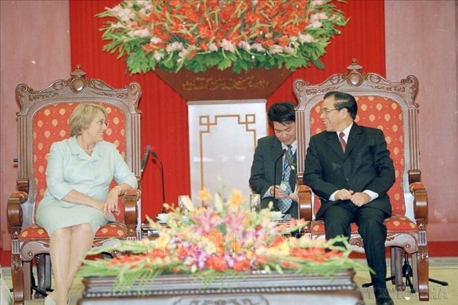 Tổng Bí thư Nông Đức Mạnh tiếp Tổng thống Chile Michelle Bachelet thăm cấp Nhà nước tới Việt Nam, ngày 17/11/2006. Ảnh: Nguyễn Khang – TTXVN