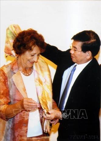 Ảnh: Chủ tịch nước Nguyễn Minh Triết tặng khăn lụa tơ tằm cho bà Angela Magarrita Jeria, thân mẫu Tổng thống Chile Michelle Bachelet Jeria sang thăm Việt Nam (2008). Ảnh: Tùng Lâm – TTXVN